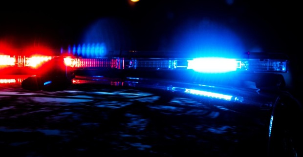 Einsatzwagen mit Blaulicht in der Nacht.