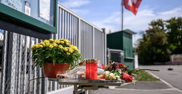 Blumen und Kerzen vor dem Eingang der Pferderennbahn in Aarau als Gedenkstätte