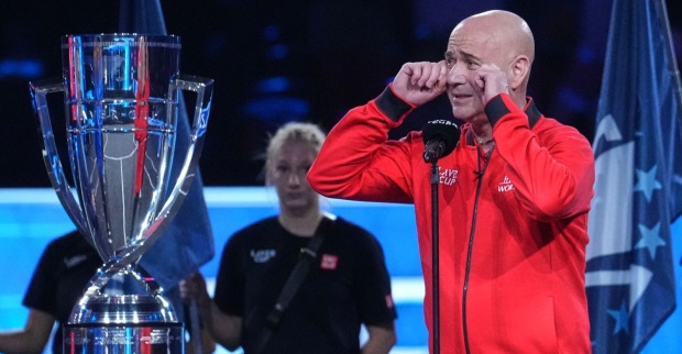 Andre Agassi imitiert Alexander Zverev mit weinerlicher Geste beim Laver Cup 2026 in London.