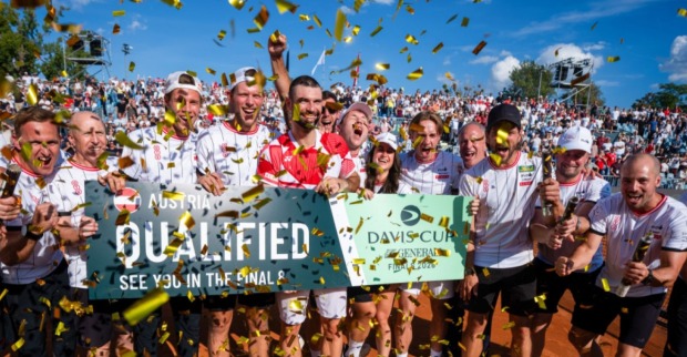 Österreich-Team beim Davis-Cup feiert.