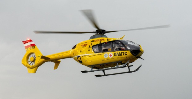 Gelber ÖAMTC-Hubschrauber