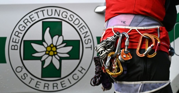Bergretter steht neben dem Auto der Bergrettung
