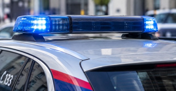 Blaulicht auf einem österreichischen Polizeiauto bei einem Einsatz.