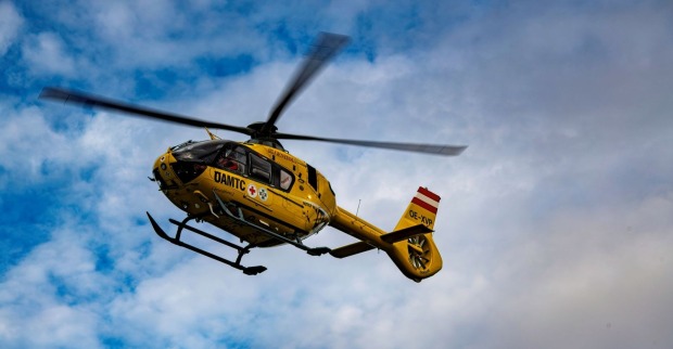 ÖAMTC-Rettungshubschrauber im Flug. Ein achtjähriger Bub ist nach einem Unfall am Bleiburger Wiesenmarkt ins Klinikum Klagenfurt gebracht worden.