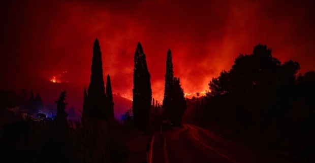 Flammen und dichter Rauch bei einem Großbrand auf der kroatischen Insel Brač in der Nacht.