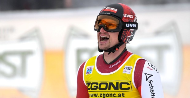 Christoph Krenn im Zielraum eines Skirennens