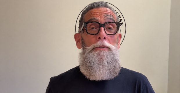 Crazy Cheese alias Roland Ludomirska spricht in einem Video über seinen Alkoholverzicht.
