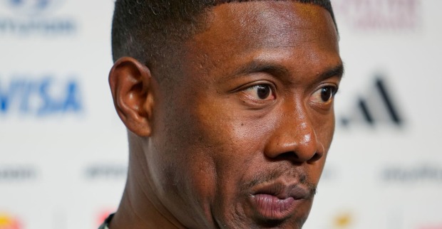 David Alaba verzieht sein Gesicht auf einem Medientermin