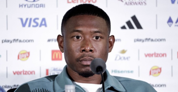 David Alaba bei einer Pressekonferenz, während über seine sportliche Zukunft und einen möglichen Transfer spekuliert wird