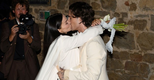 Dove Cameron und Damiano David küssen sich nach ihrer Hochzeit in Montalcino in der Toskana.