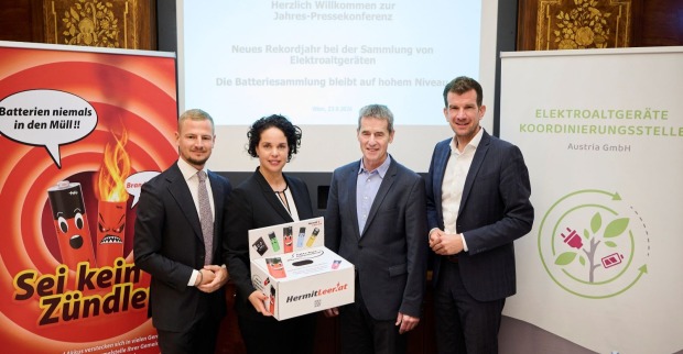 Vier Personen mit der Batteriesammelbox