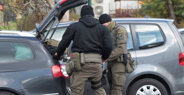 Die Cobra verschaffte sich Zugang zur Wohnung des 19-jährigen Verdächtigen.