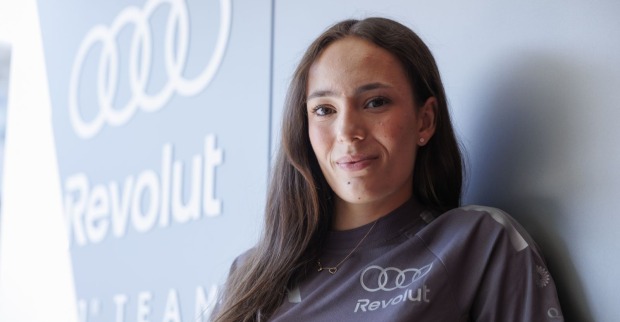 Emma Felbermayr im Outfit des Audi Revolut F1 Teams. Die Oberösterreicherin fährt 2026 in der F1 Academy um den Meistertitel.