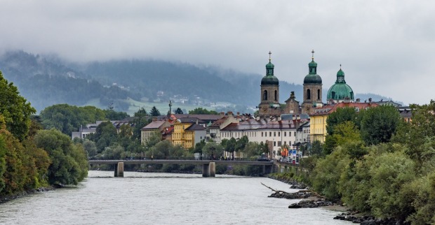 Eine Stadt am Fluss an einem Herbstmorgen, der Nebel ist zu sehen