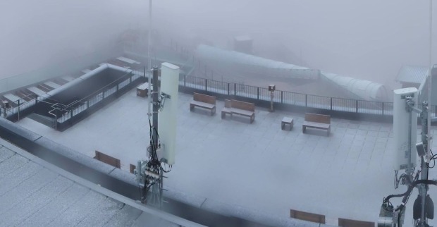 Erster Schnee im September auf der Terrasse der Dachstein-Bergstation