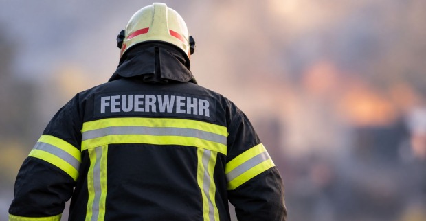 Feuerwehrmann von hinten bei einem Einsatz nach einem Akkubrand in Puchbach bei Maria Lankowitz, Themenbild