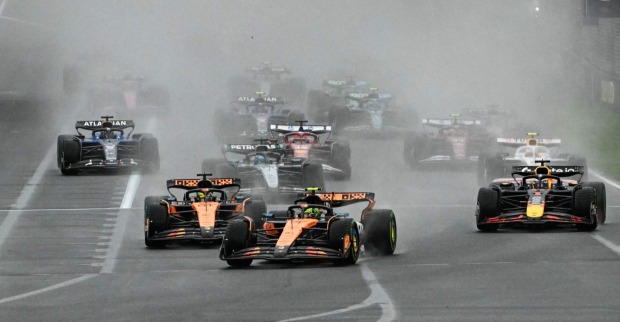 Regeländerung Formel 1 2027: Formel-1-Autos beim Rennen 2025 in Melbourne auf regennasser Strecke.