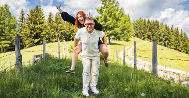 Online-Comedian Butti mit Freundin Sophie vor ihrem Einzug ins Forsthaus Rampensau 2026.