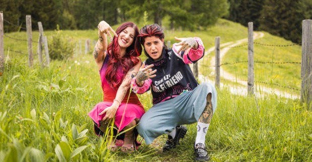 Julia und Ebru ziehen gemeinsam ins „Forsthaus Rampensau“ 2026 auf die Kärntner Alm.
