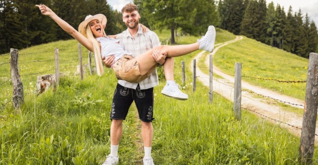 Krappi und Vanessa ziehen gemeinsam ins „Forsthaus Rampensau 2026“ auf JOYN und ATV.