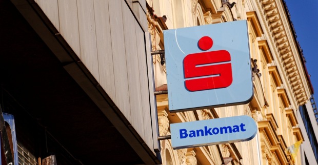 Das Logo der Bankgesellschaft Erste Group auf dem Firmen-Hauptgebäude angebracht.