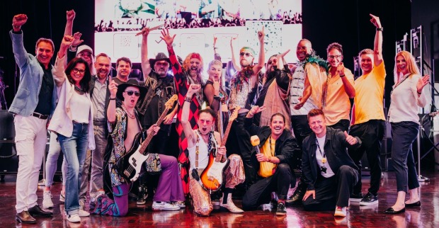 George Vibes Massaoke im Congress Center Villach mit Band und Mitwirkenden auf der Bühne.