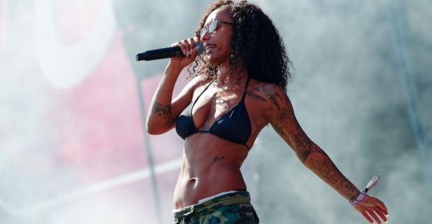 Rapperin Nura bei einem Live-Auftritt auf der Festivalbühne