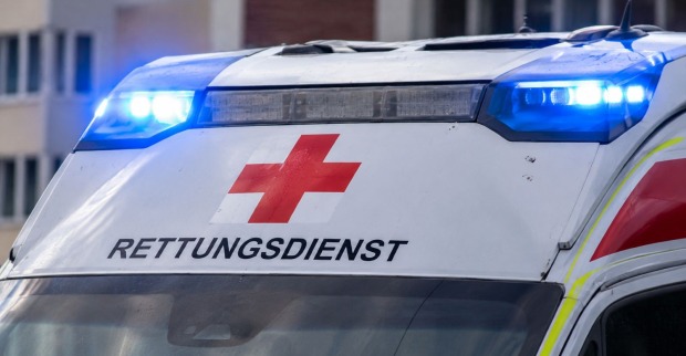 Rettungswagen des Roten Kreuzes mit Blaulicht nach dem Sturz eines dreijährigen Mädchens in Graz