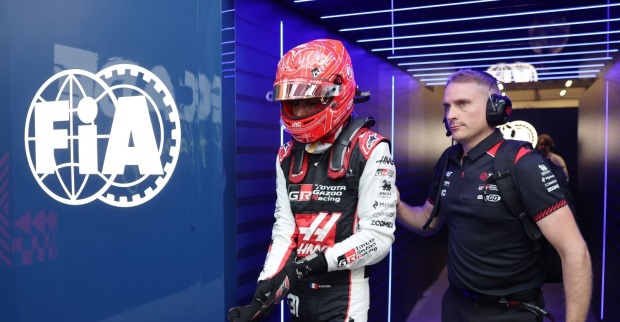 Esteban Ocon im Haas-Rennanzug beim Verlassen der Boxengasse
