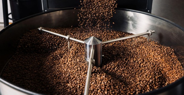 Kaffee in einer Röstmaschine als Themenbild für die Schließung der Helmut Sachers Kaffee GmbH