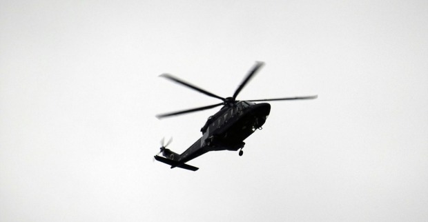 Hubschrauber im Flug vor bewölktem Himmel – Symbolbild zu einem Hubschrauber-Absturz