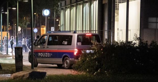 Polizeieinsatz bei der U-Bahnstation Jägerstraße in Wien-Brigittenau nach dem Sturz eines Jugendlichen auf die Gleise.