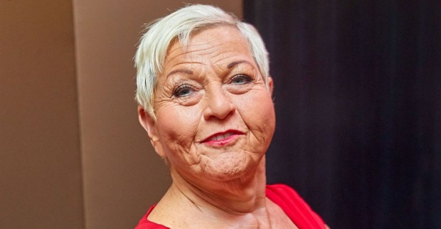 Porträt von Jazz Gitti, die bei einer Premiere in Wien mit Dieter Chmelar auf Kuschelkurs ging.