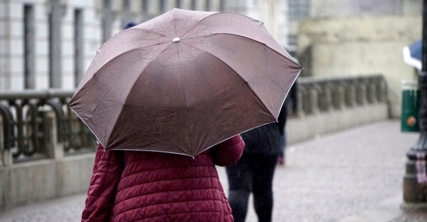 Eine Kaltfront bringt am Samstag Schauer, Gewitter und kühlere Luft.