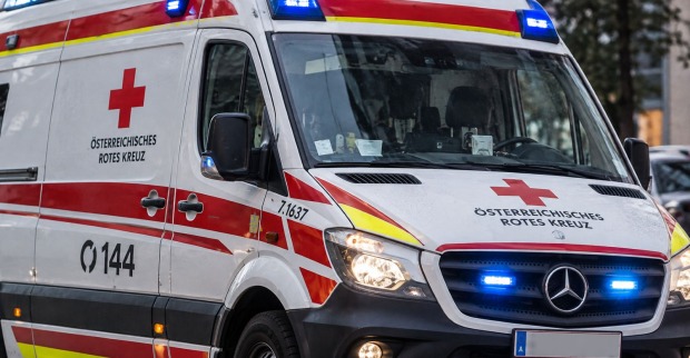 Österreichischer Rettungswagen im Einsatz als Symbolbild für den Herzstillstand nach Kratom-Tee.