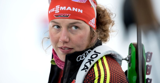 Laura Dahlmeier als Biathletin mit Skiern. Die verstorbene Olympiasiegerin wird posthum in die Hall of Fame des deutschen Sports aufgenommen.