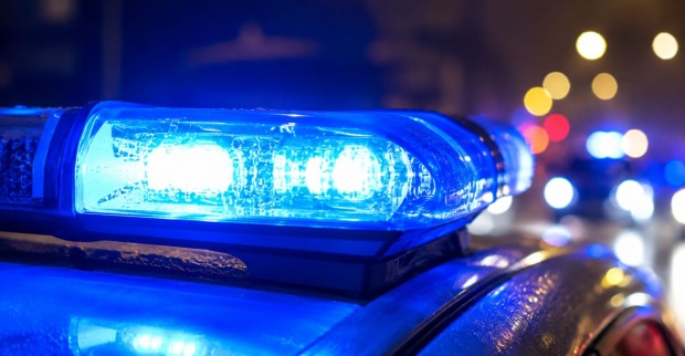 Blaulicht eines Einsatzfahrzeugs nach einem E-Scooter-Unfall in Liesing.
