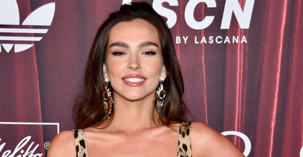 Lilly Paul-Roncalli posiert in einem figurbetonten Leo-Kleid bei einem Event in Berlin.