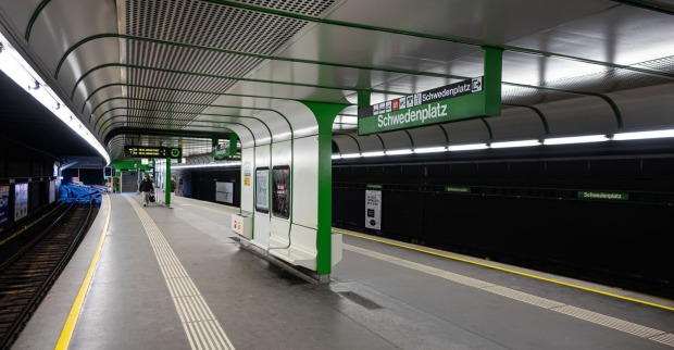 Bahnsteig der U-Bahn-Station Schwedenplatz in Wien, wo ein 57-jähriger Mann von einer U-Bahn erfasst worden ist.