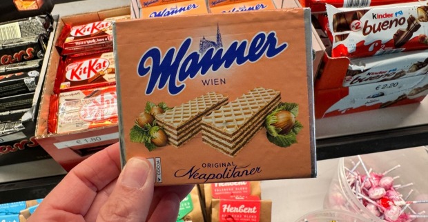Packung Manner Original Neapolitaner Schnitten in einem Geschäft vor einem Regal mit Süßwaren.