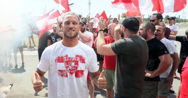 Marko Arnautovic vor Fans von Roter Stern Belgrad bei seiner Ankunft in Belgrad