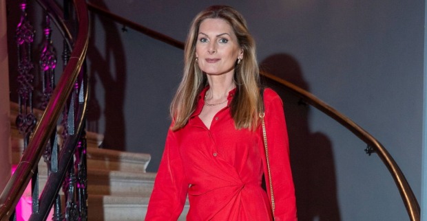 Martina Kaiser posiert in einem roten Kleid. Die Sängerin erklärt, warum Fotos und Social Media für ihre Karriere wichtig sind.