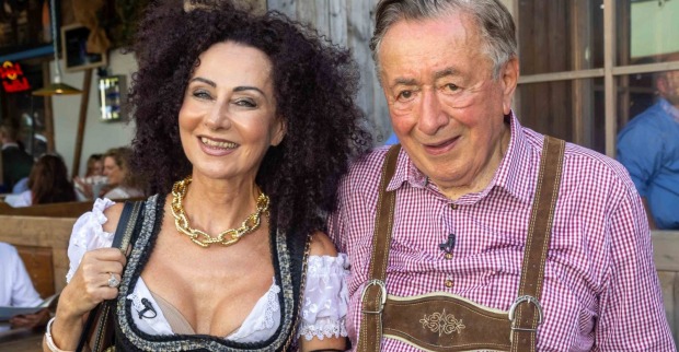 Christina „Mausi“ Lugner bei einem Wiesn-Event in Tracht neben Richard Lugner