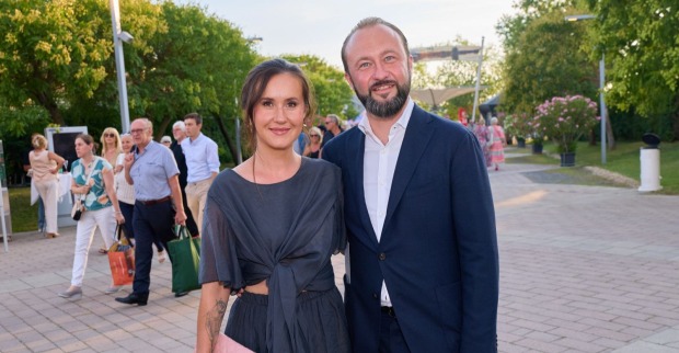 Ein Mann und eine Frau in Abendgarderobe