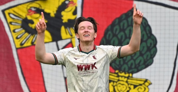 Michael Gregoritsch jubelt im Trikot des FC Augsburg nach seinem historischen Doppelpack gegen Bayer Leverkusen.