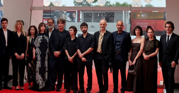 Das Team von „NAZA“ bei der Premiere des Dokumentarfilms bei den Filmfestspielen von Venedig 2026.