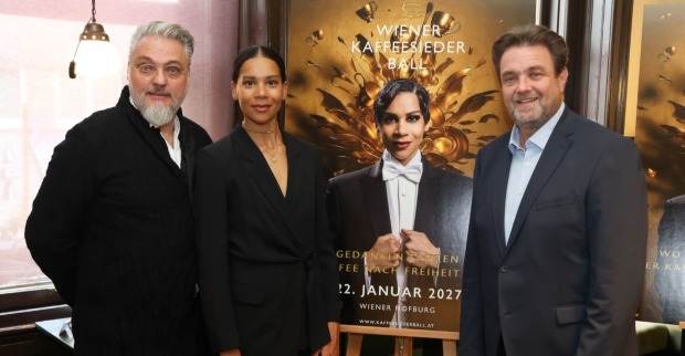 Zwei Männer und eine Frau vor dem Plakat zum Kaffeesiederball 2027