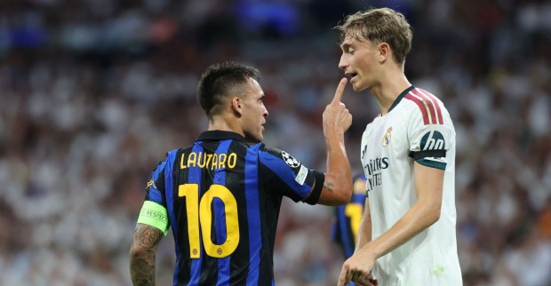 Inter-Kapitän Lautaro Martínez im Duell mit einem Spieler von Real Madrid beim Champions-League-Spiel Real Madrid gegen Inter Mailand.