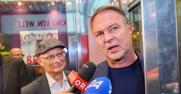 Andreas Babler spricht vor mehreren Mikrofonen bei einem Medientermin in Wien.