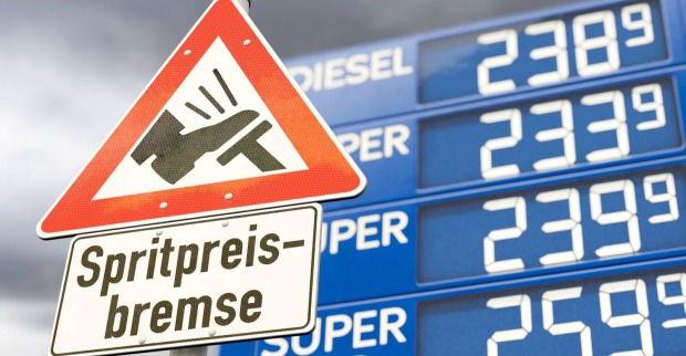 Spritpreisbremse vor einer Anzeigetafel mit hohen Benzin- und Dieselpreisen